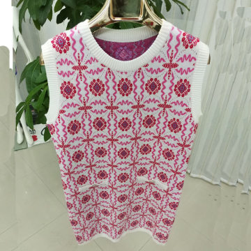 優(yōu)雅與品質(zhì)的完美結(jié)合 解析羊毛高級定制小香風(fēng)提花無袖針織連衣裙